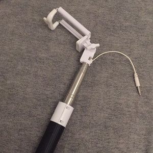 Adjustable selfie stick